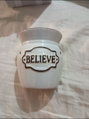 NIB Scentsy White Ceramic 'Believe' Warmer